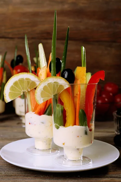 Aperatif sebzelerin cam ahşap arka plan üzerinde — Stok fotoğraf