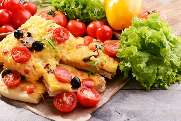 Delicious homemade pizza on table close-up — Stock Photo, Image