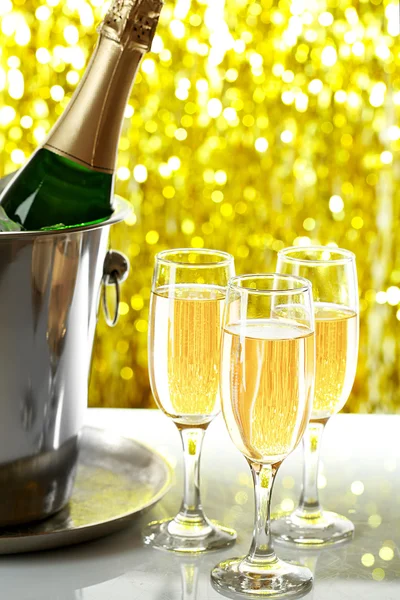 Szklanki szampana na jasnym tle — Zdjęcie stockowe