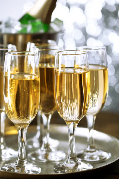 Copos de champanhe em fundo brilhante — Fotografia de Stock