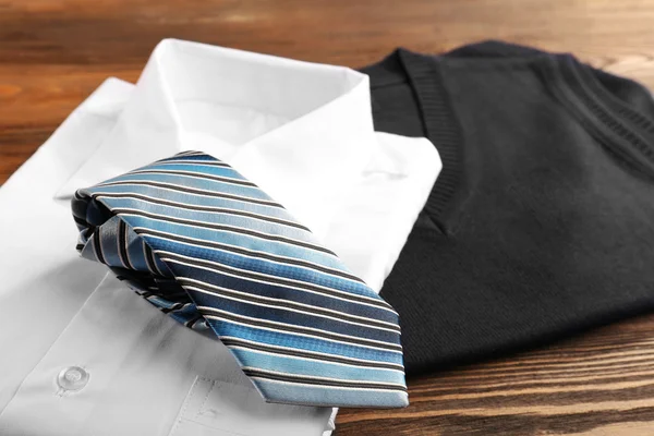 Homens elegância roupas na mesa de madeira, close-up — Fotografia de Stock