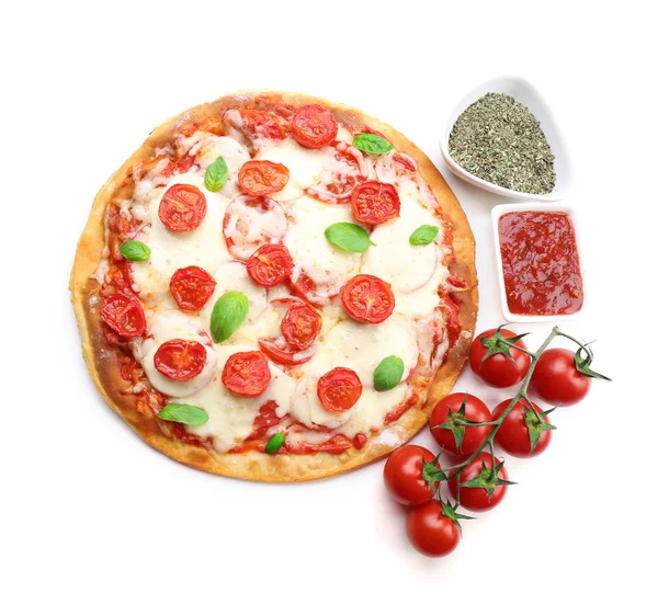 Vynikající pizza se sýrem a cherry rajčátky, izolované na bílém — Stock fotografie