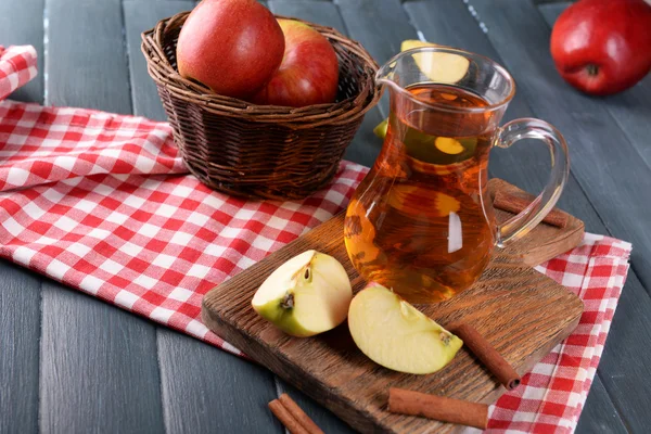 Jarra de vidrio de jugo de manzana en la mesa de madera, primer plano — Foto de Stock