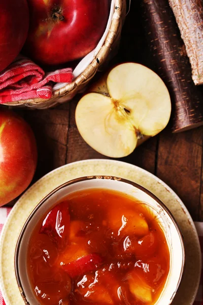 Marmellata di mele e mele rosse fresche sul tavolo di legno primo piano — Foto Stock