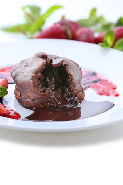 Шоколадная помадка с клубникой на белой тарелке, крупным планом — стоковое фото