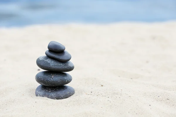 Zen stones rovnováhu spa na pláži — Stock fotografie