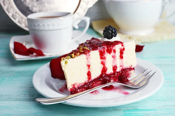 Leckeres Stück Käsekuchen mit Beerensauce auf Teller aus nächster Nähe — Stockfoto