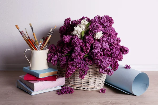 Bellissimi fiori lilla sul cestino sul pavimento in camera primo piano — Foto Stock