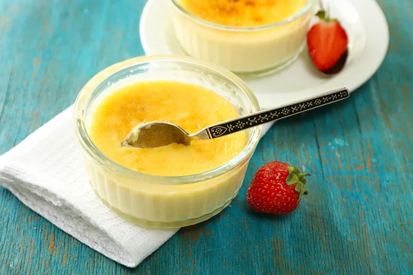 Creme brulee tatlısı peçeteye renk ahşap arka plan üzerinde