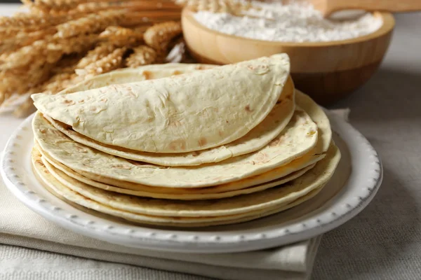 Lot de tortillas de farine de blé entier maison sur serviette, sur fond clair — Photo