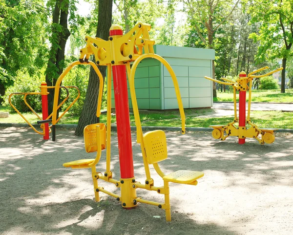 Colorido parque infantil en el parque público —  Fotos de Stock