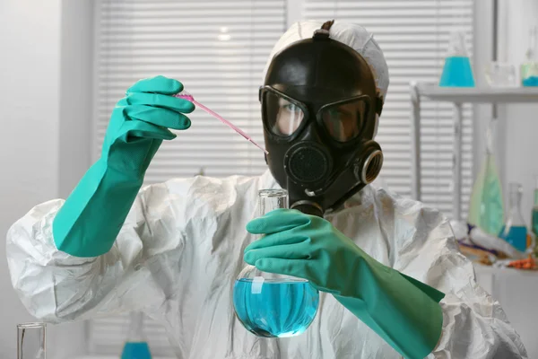 Químico trabalhando em laboratório de drogas — Fotografia de Stock