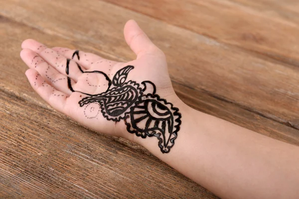 Handgeschilderde met henna op houten achtergrond — Stockfoto