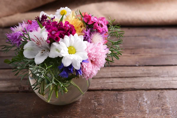 Vakker lysbouquet i vase på trebakgrunn – stockfoto