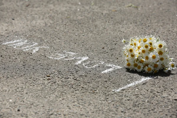 Hermoso ramo de margaritas en asfalto al aire libre —  Fotos de Stock
