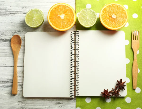 Livro de receitas aberto, guardanapo no fundo de madeira — Fotografia de Stock