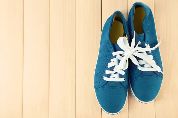 Zapatos de goma femeninos sobre fondo de madera —  Fotos de Stock