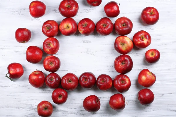 Montón de manzanas rojas maduras sobre fondo de madera —  Fotos de Stock