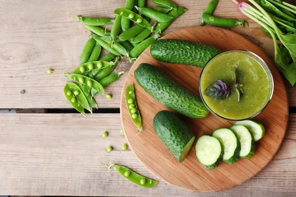 Vaso de jugo verde saludable con espinacas y pepinos en la mesa de cerca —  Fotos de Stock