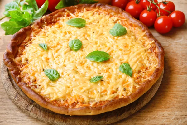 Pizza de queso con tomates cherry en la mesa de cerca — Foto de Stock