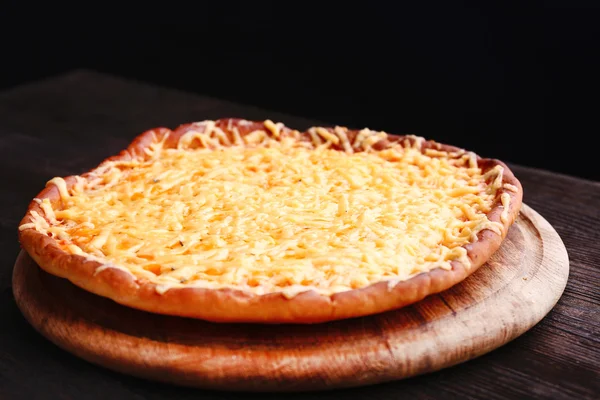 Smakrik ost pizza på svart bakgrund — Stockfoto