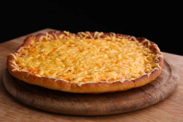 Smakrik ost pizza på svart bakgrund — Stockfoto
