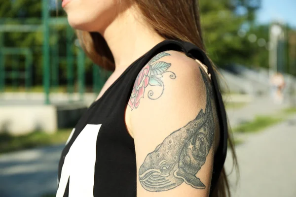 Gyönyörű lány tetovált test, közelről, szabadban — Stock Fotó