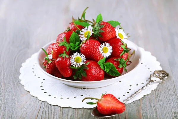 Fresas rojas maduras en plato — Foto de Stock