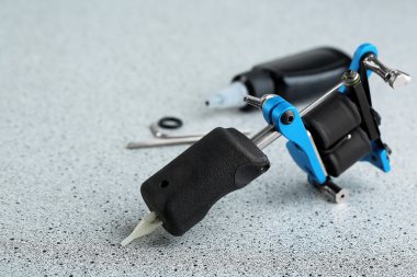 dövme ve gri arka plan üzerinde siyah mürekkep ile şişe için makine