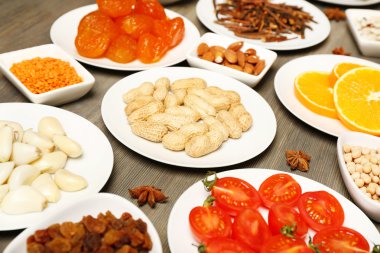 farklı ürünler üzerinde daireler ahşap masa, closeup üzerinde