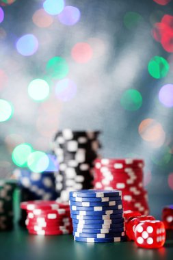 parlak arka plan üzerinde Poker fişleri