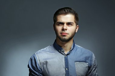 mavi gömlekli genç adam portresi