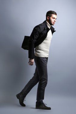 gri arka plan üzerinde zarif adam