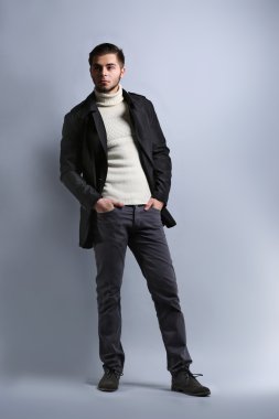 gri arka plan üzerinde zarif adam