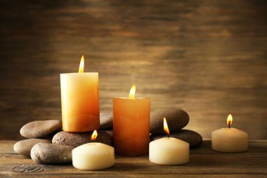 mumlar ve spa taşlar ile güzel kompozisyon