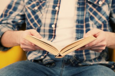 genç adam kitap, yakın çekim okuma