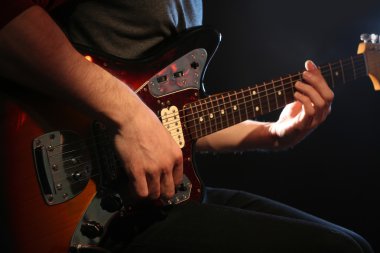 genç adam elektro gitar çalmaya