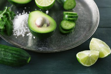 avokado, salatalık, biber ve limon kireç dilimlenmiş