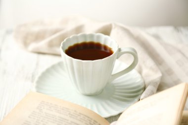 Natürmort fincan kahve ve kitap ile