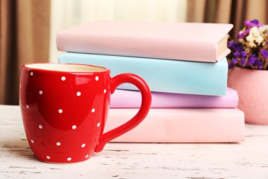 Kitaplar, kupa ve bitki ahşap tablo