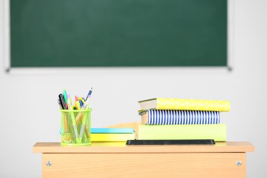 ileti örneği ve sandalye ile ahşap masa