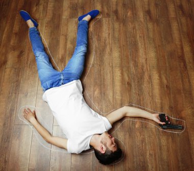 suç mahalli simülasyon, silah yerde yatan genç adam