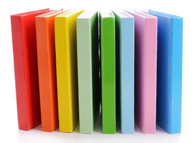 Beyaza izole edilmiş renkli kitap yığını