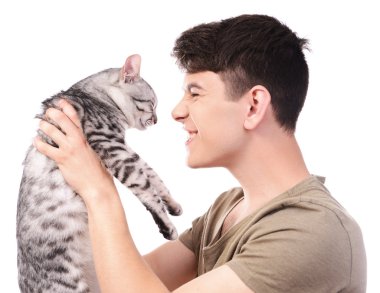 yakışıklı delikanlı ile sevimli kedi üzerinde beyaz izole