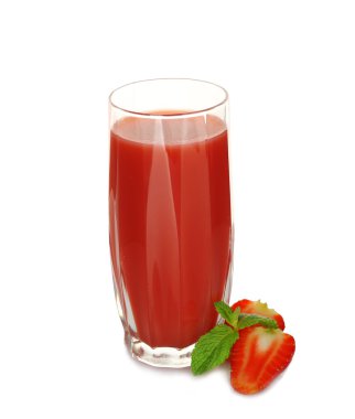 Beyaz üzerine izole edilmiş taze çilek suyu.