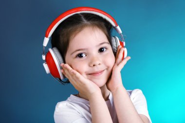 renk arka plan üzerinde müzik dinlemek güzel küçük kız