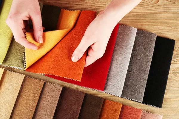 Woman chooses scraps of colored tissue — Stock Photo, Image