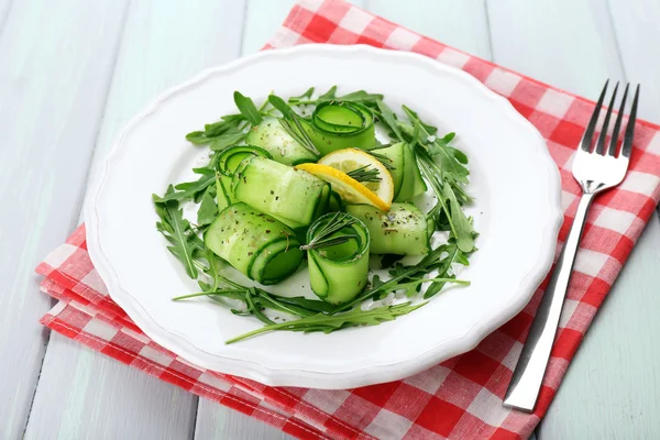 Salata salatalık, roka ve biberiye — Stok fotoğraf