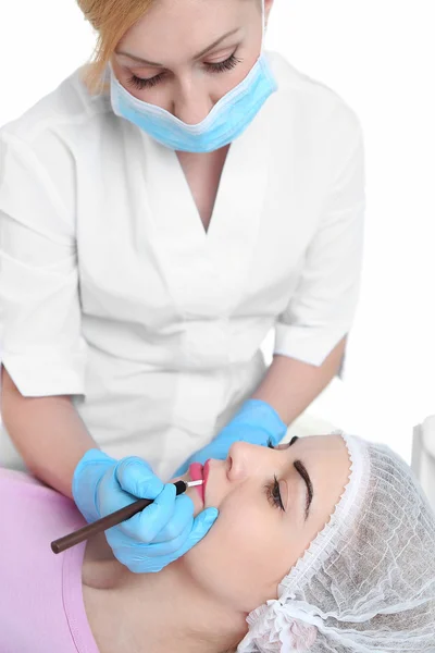 Cosmetologist applying permanent make up on lips — Stock Photo, Image