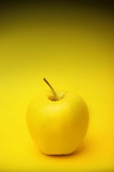 Apple em fundo de cor — Fotografia de Stock